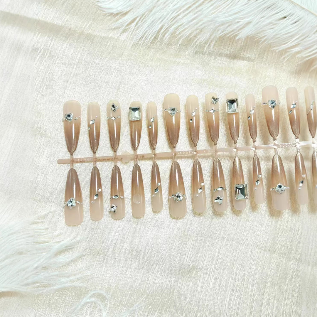 Artificial nails with sparkling rhinestone decorations Bowlift