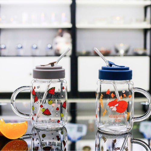 Ladies drinking glass with sealable lid and integrated straw Bowlift