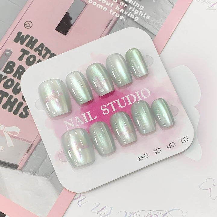 Artful artificial nails with shimmering design Bowlift