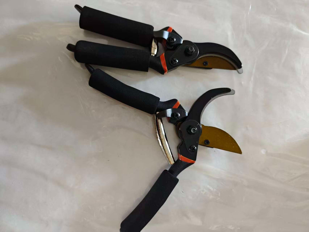 Ergonomic bypass pruning shears with cushioned non-slip handles Bowlift