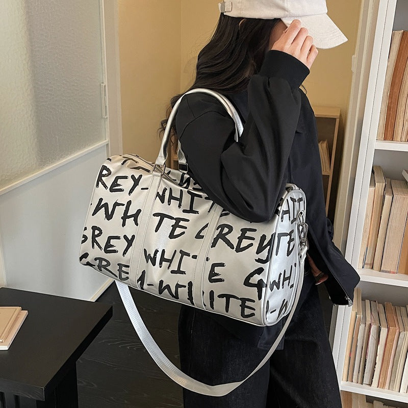 Sporty travel bag with innovative lettering Bowlift