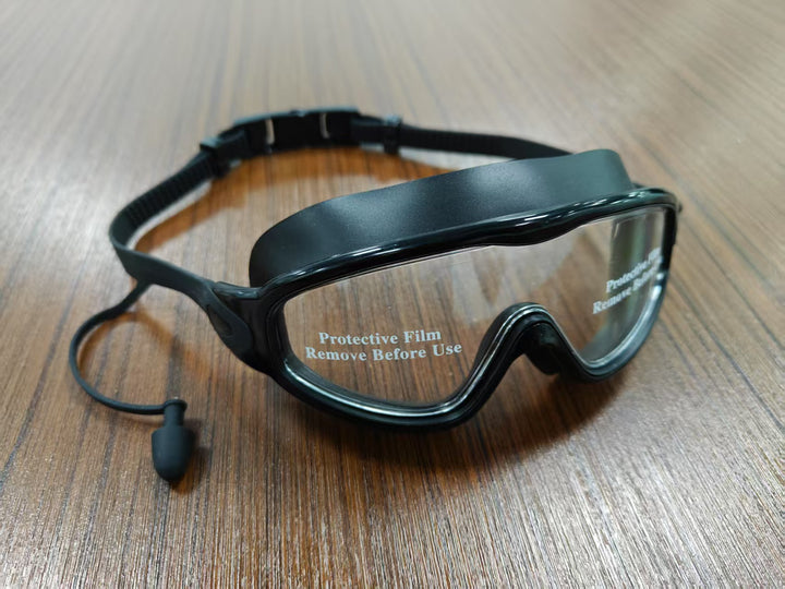 Diving mask with wide field of view and magnet holder Bowlift