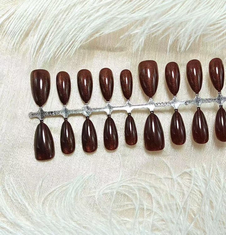Artificial nails with shimmering shine Bowlift
