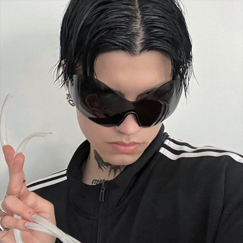 Women's visor-style sunglasses with innovative protection design Bowlift