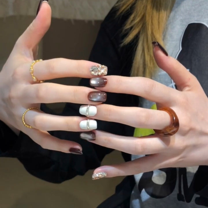 Artificial nails with elegant glitter pattern Bowlift