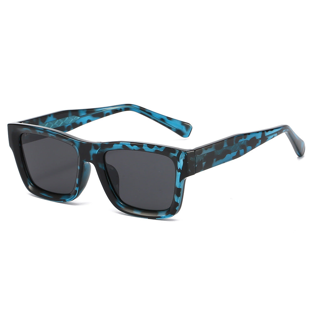Women's sunglasses in an urban, angular design with metallic accents Bowlift