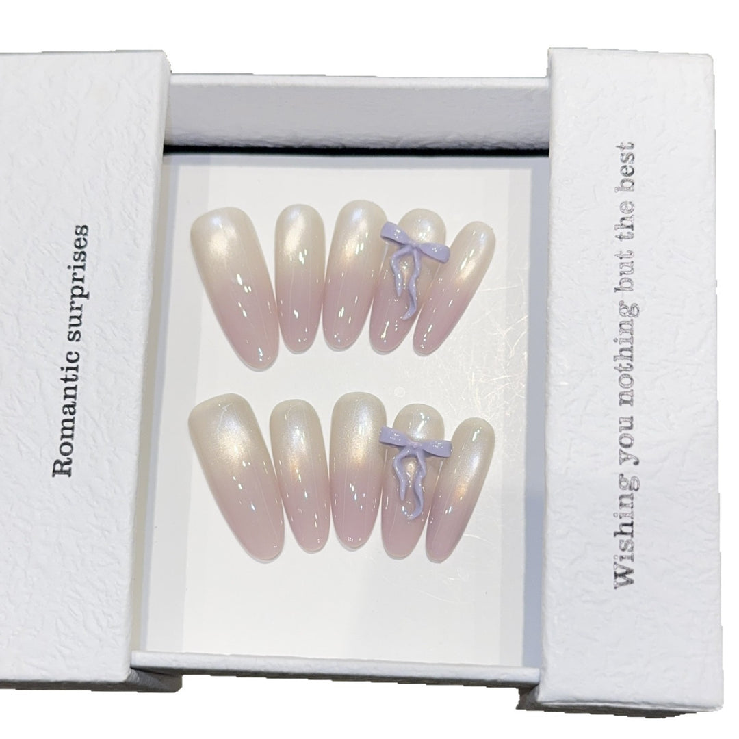 Artificial nails with romantic design and shimmering accents Bowlift