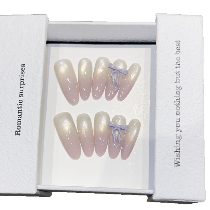 Artificial nails with romantic design and shimmering accents Bowlift