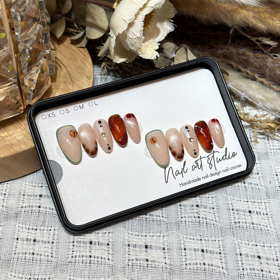 Handmade Press-On Nail Art Set Bowlift