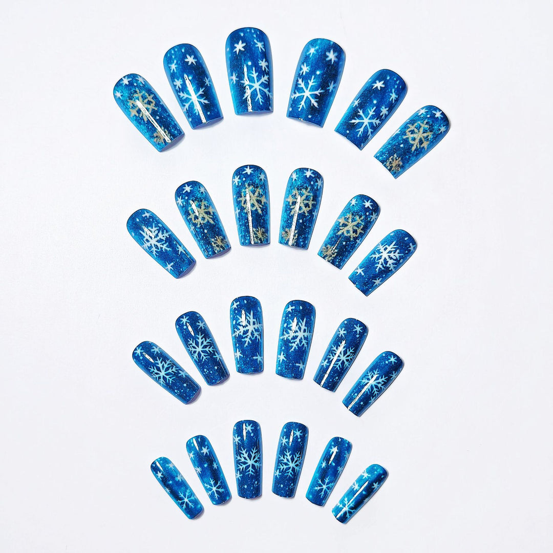 Artificial nails with shimmering winter design Bowlift