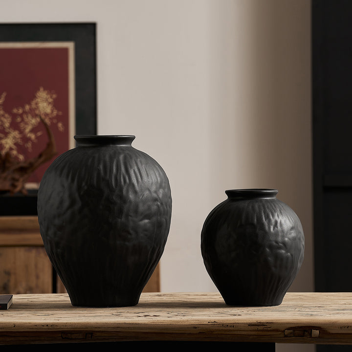 Elegant ceramic vase with texture Bowlift