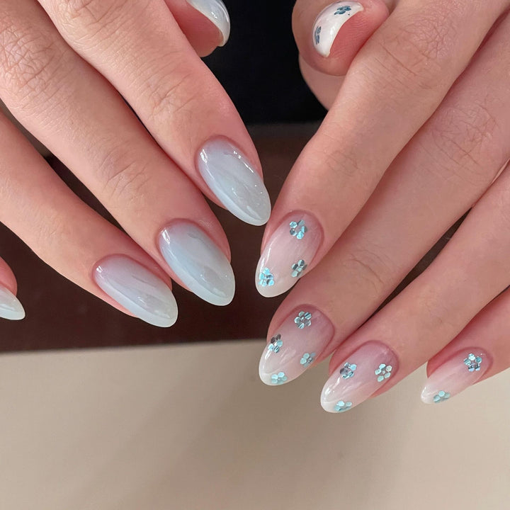 Artificial Nails with Elegant Blue Accents Bowlift