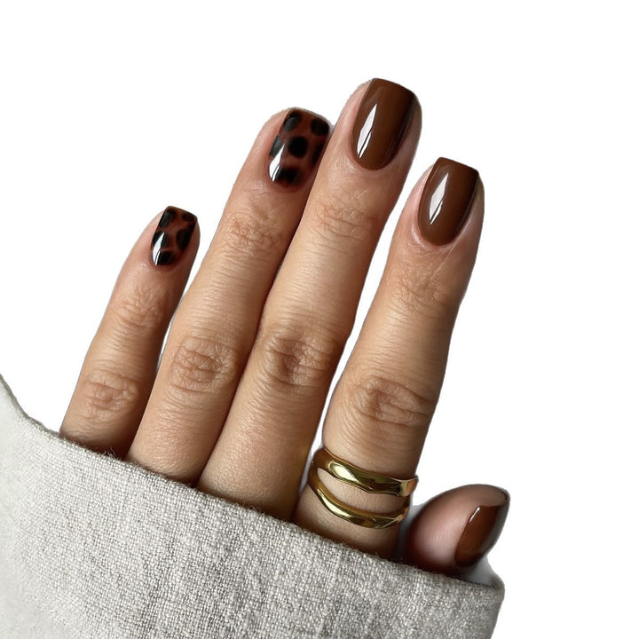 Nail art set with elegant leopard pattern Bowlift