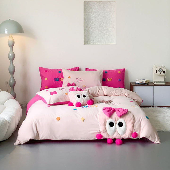 Playful cotton satin bed linen set with plush appliqué and reversible pillow