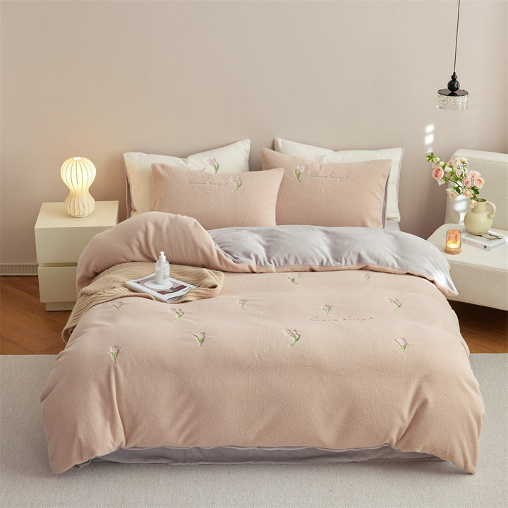 Bedding set made of soft microfleece with embroidered tulips and reversible function