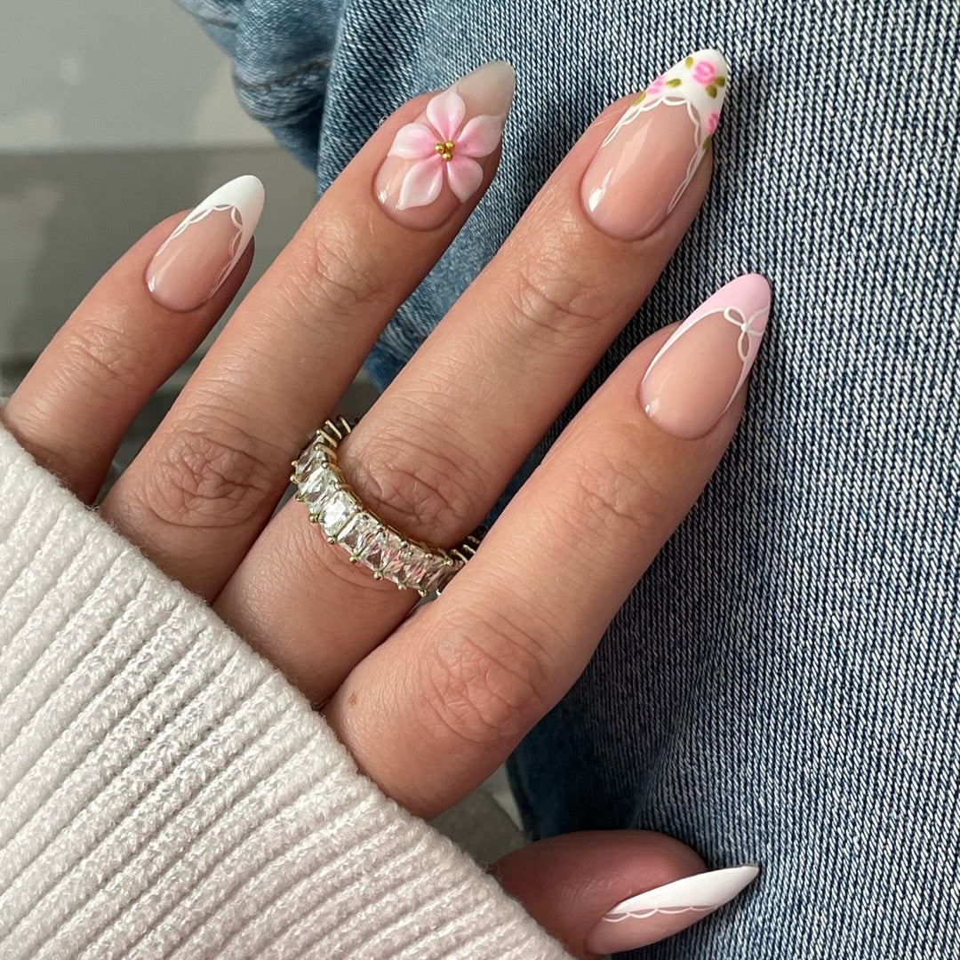 Artistic Press-On Nail Set with Floral Accents Bowlift 1789389180
