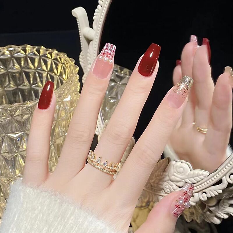 Fashionable artificial nails with glitter details Bowlift