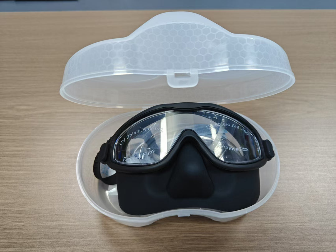 Swimming mask with adjustable comfort and clear field of vision Bowlift
