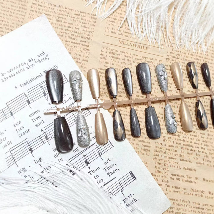 Glamorous Art Nails in Elegant Metallic Look Bowlift