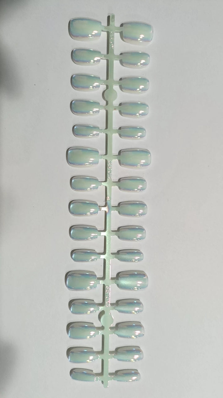 Iridescent Press-On Nail Set Bowlift