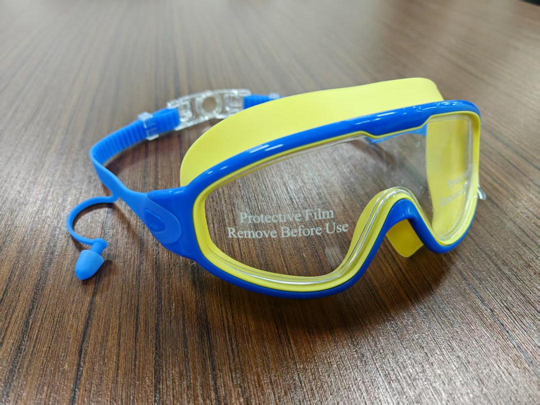 Diving mask with wide field of view and magnet holder Bowlift