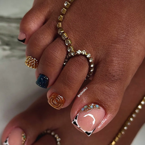 Acrylic nail set with luxurious golden embellishments Bowlift