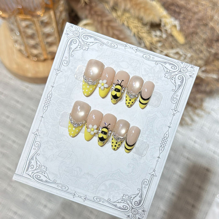 Artistic Bee-Themed Press-On Nail Set Bowlift