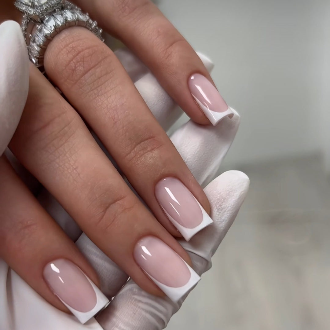 Artificial nail set with elegant French design and high-gloss finish Bowlift