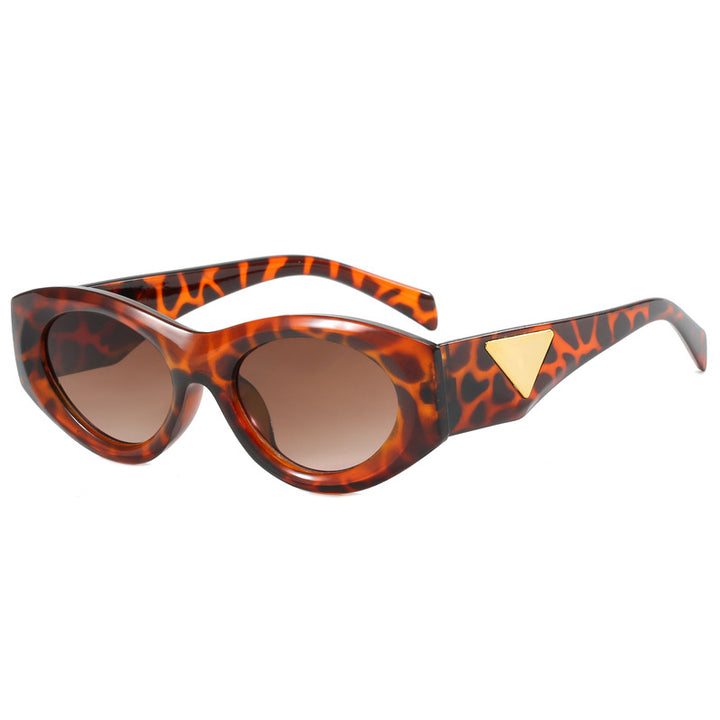 Women Retro-inspired Sunglasses with distinctive accents Bowlift