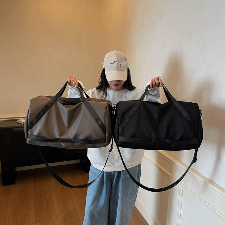 Versatile sports duffel bag with water-resistant material Bowlift