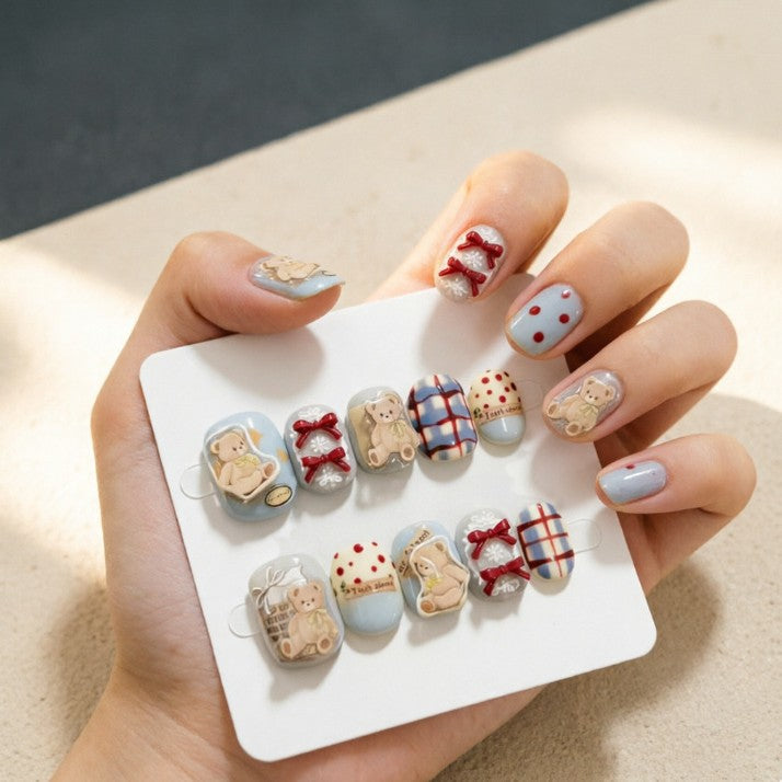 Cute artificial nails with bear motif Bowlift