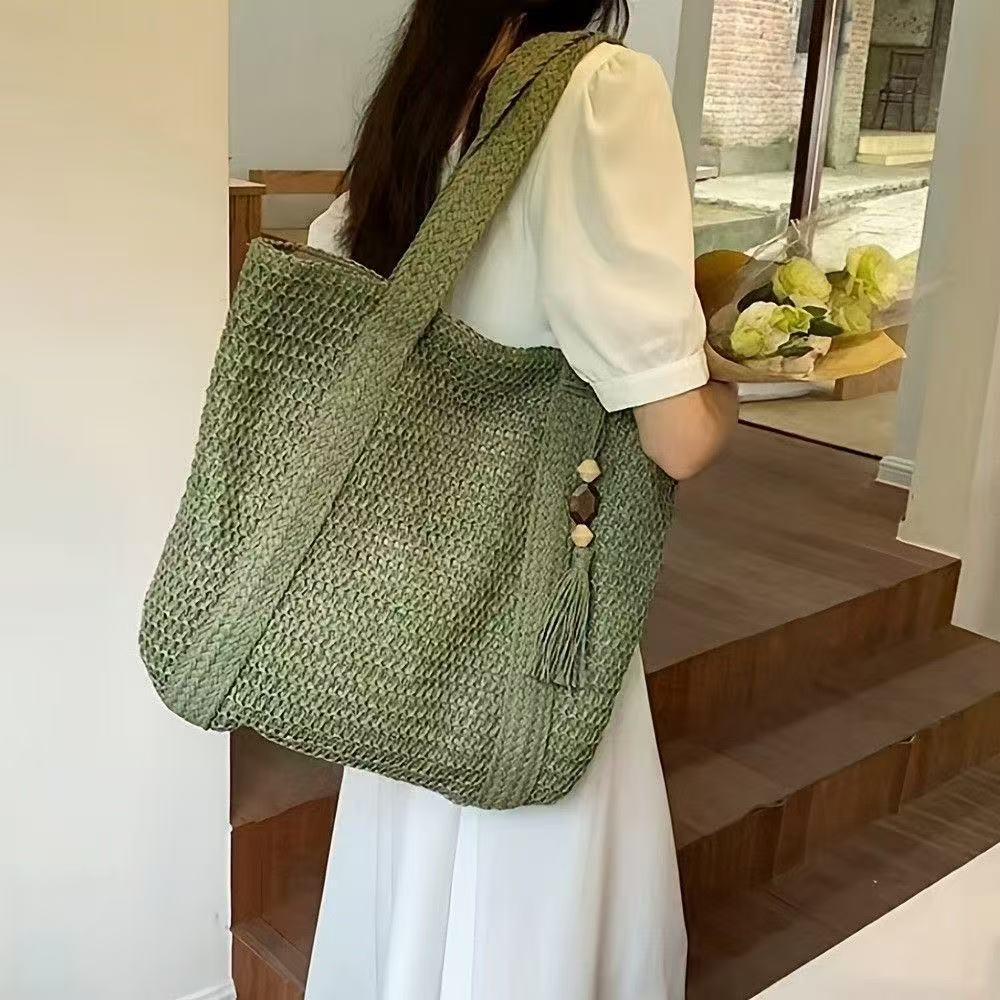 Handbag Made of Natural Weave with Decorative Tassel Detail Bowlift
