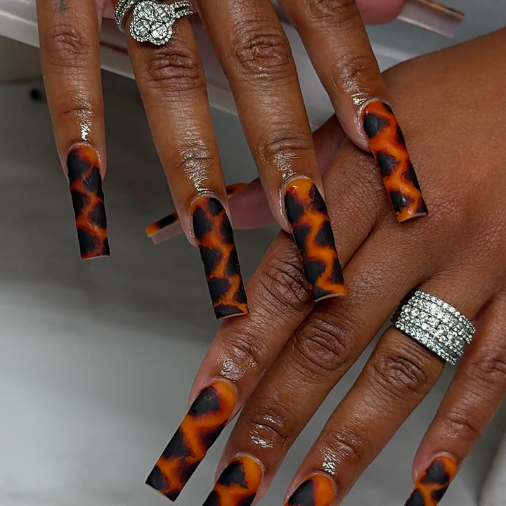 Artificial nails in creative leopard design Bowlift