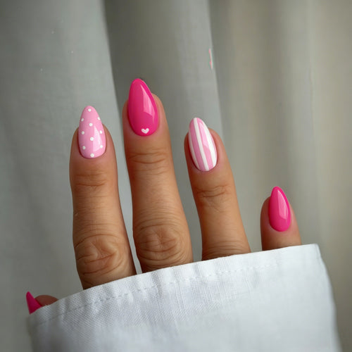 Artificial nails in playful design with hearts and dots Bowlift