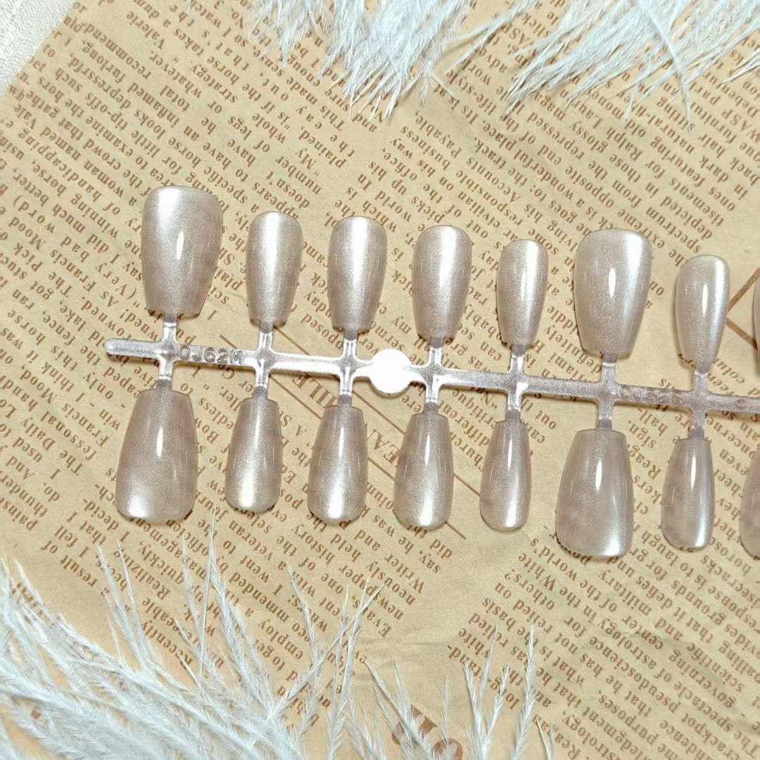 Artificial nails in elegant nude glitter design Bowlift