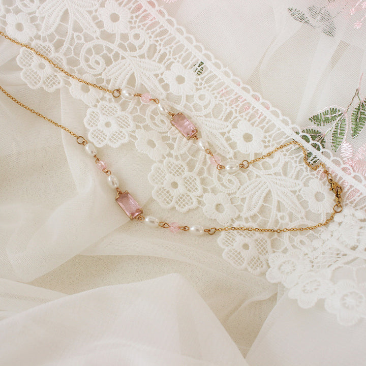 Elegant necklace with pearls and pink accents Bowlift