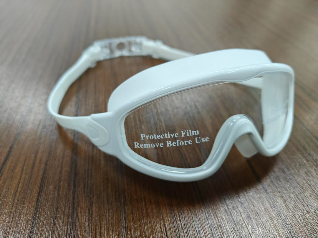 Swimming mask with adjustable comfort and clear field of vision Bowlift