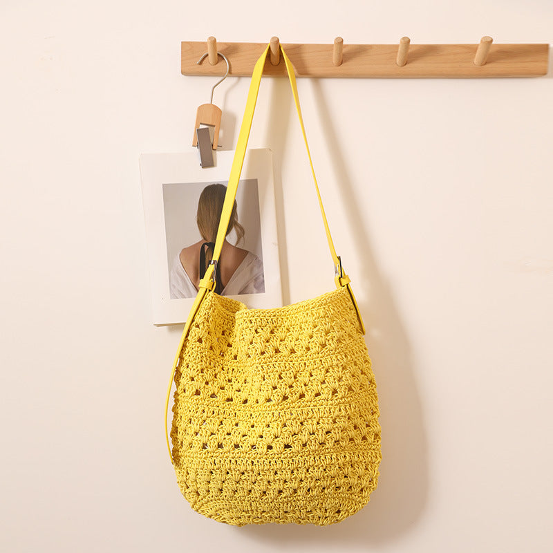Crocheted shoulder bag with stable straps Bowlift