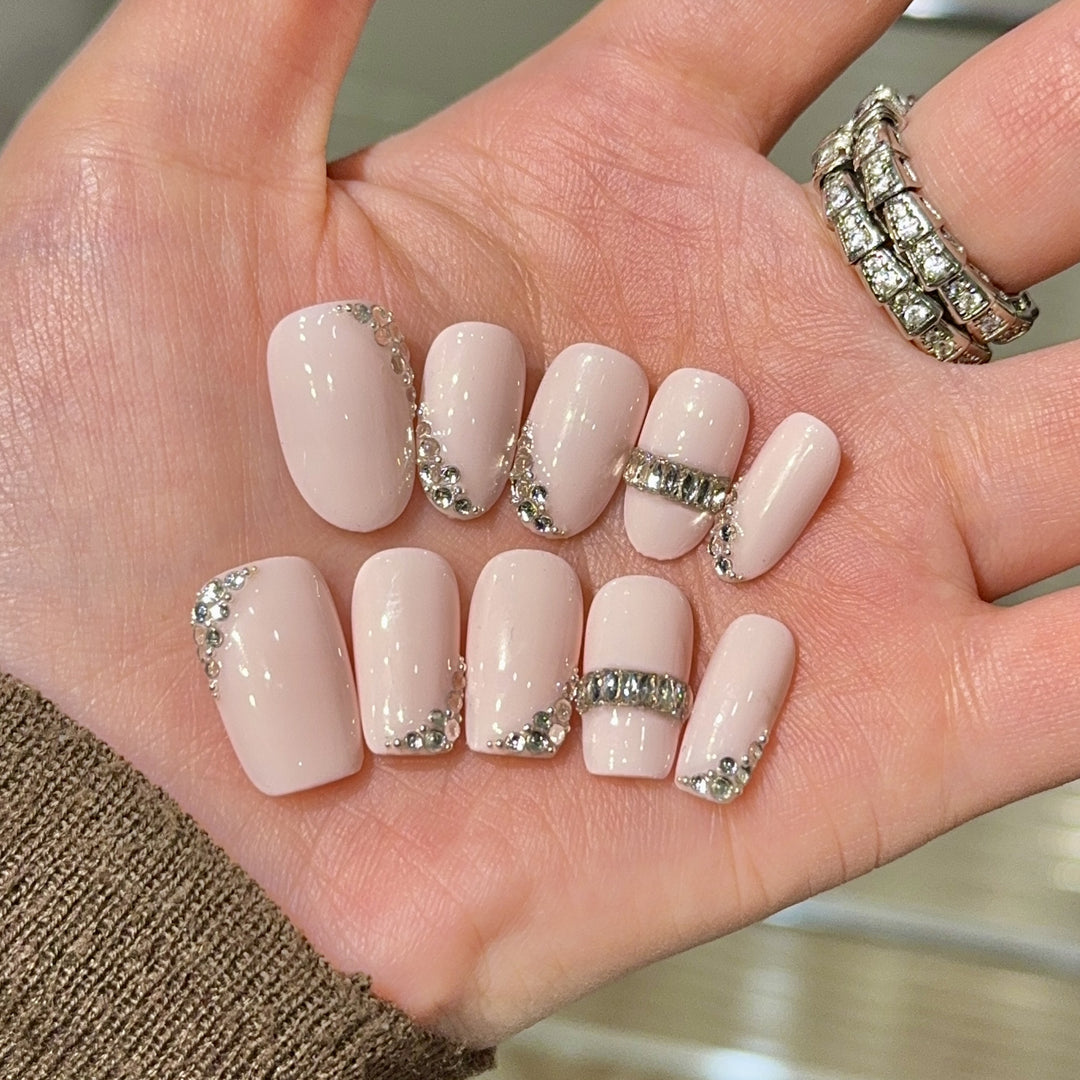 Luxurious art nails with rhinestone accents Bowlift