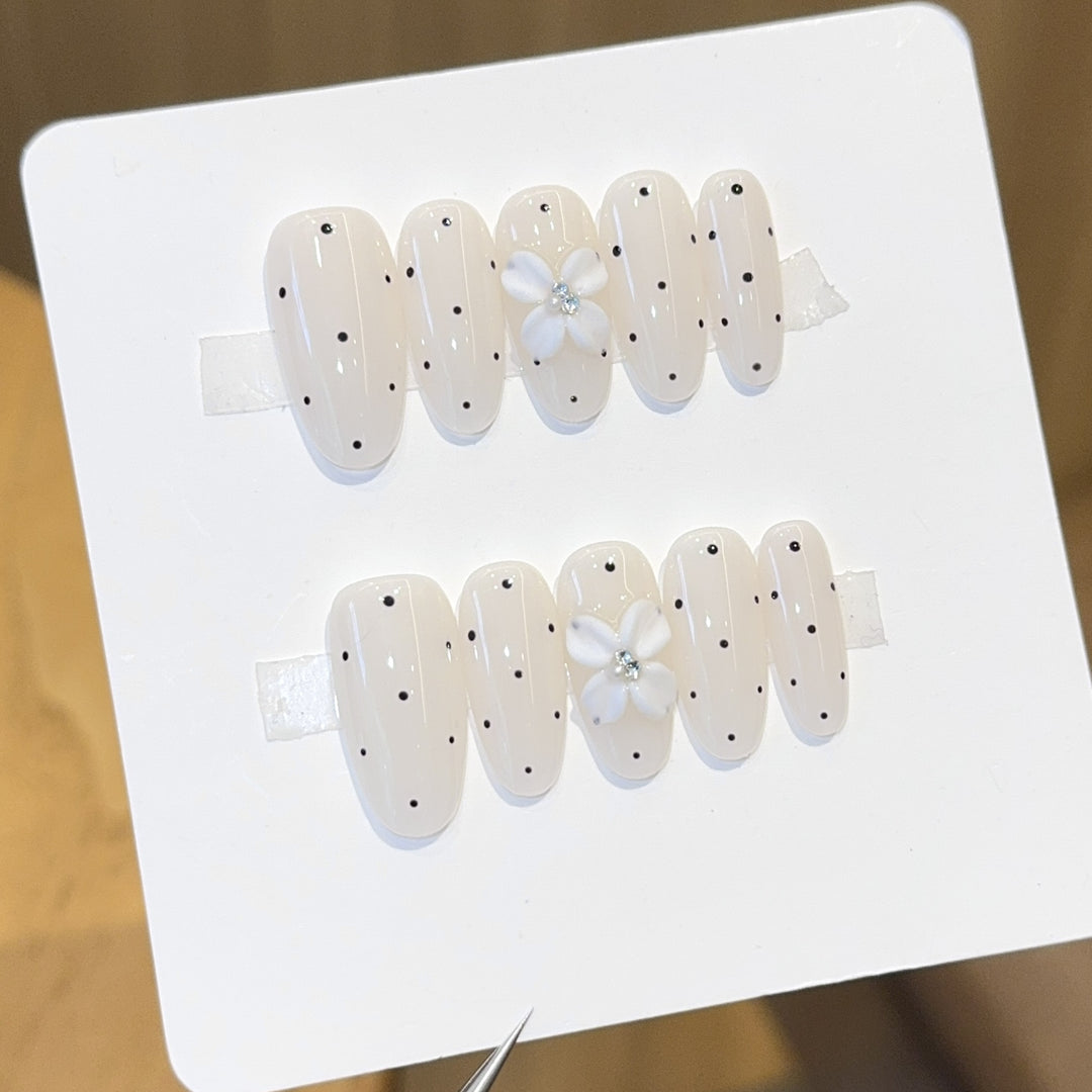 Artificial nail tips with floral and dotted accents Bowlift