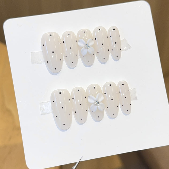 Artificial nail tips with floral and dotted accents Bowlift