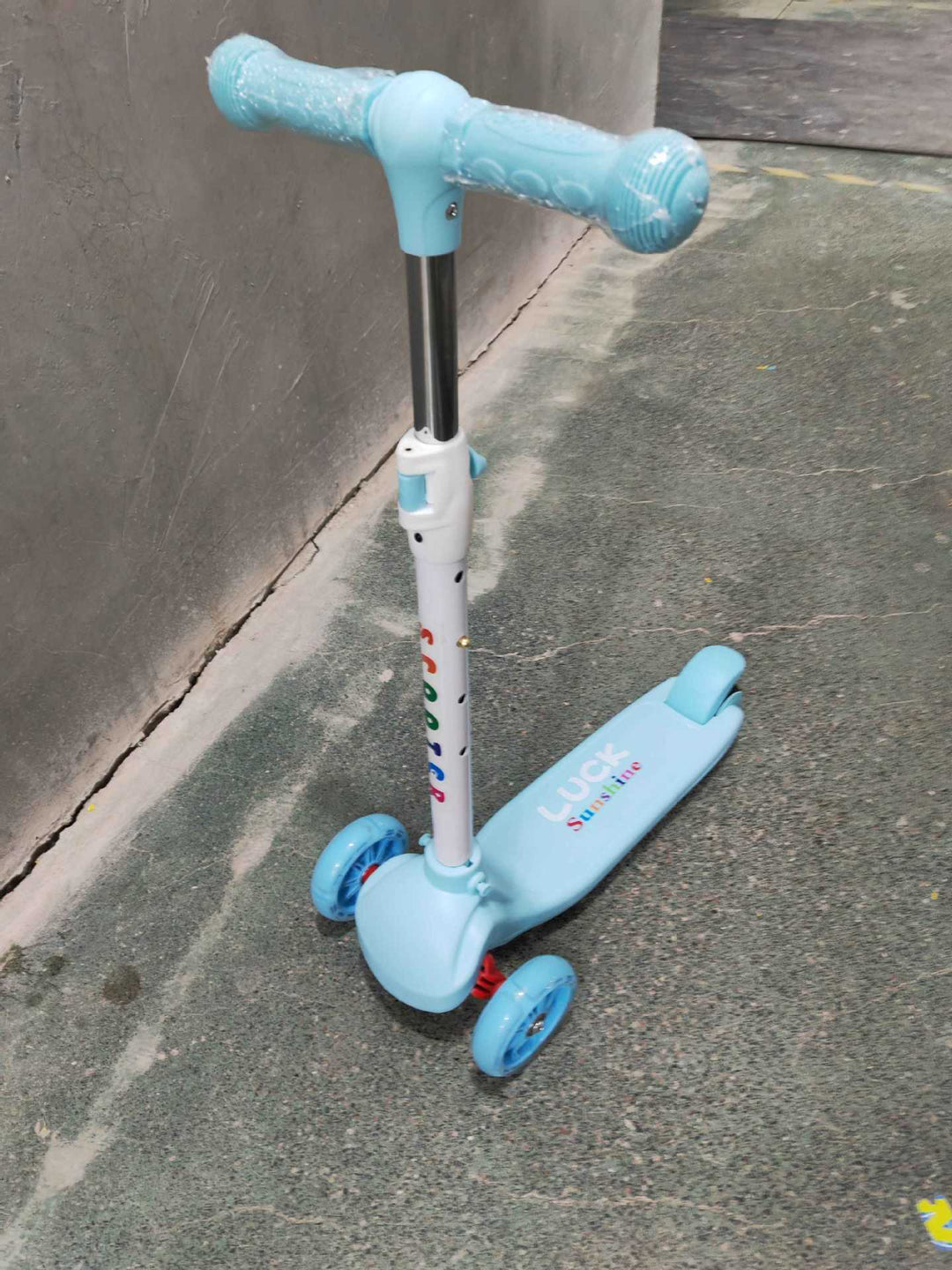 Sturdy Three-Wheeled Kick Scooter Bowlift