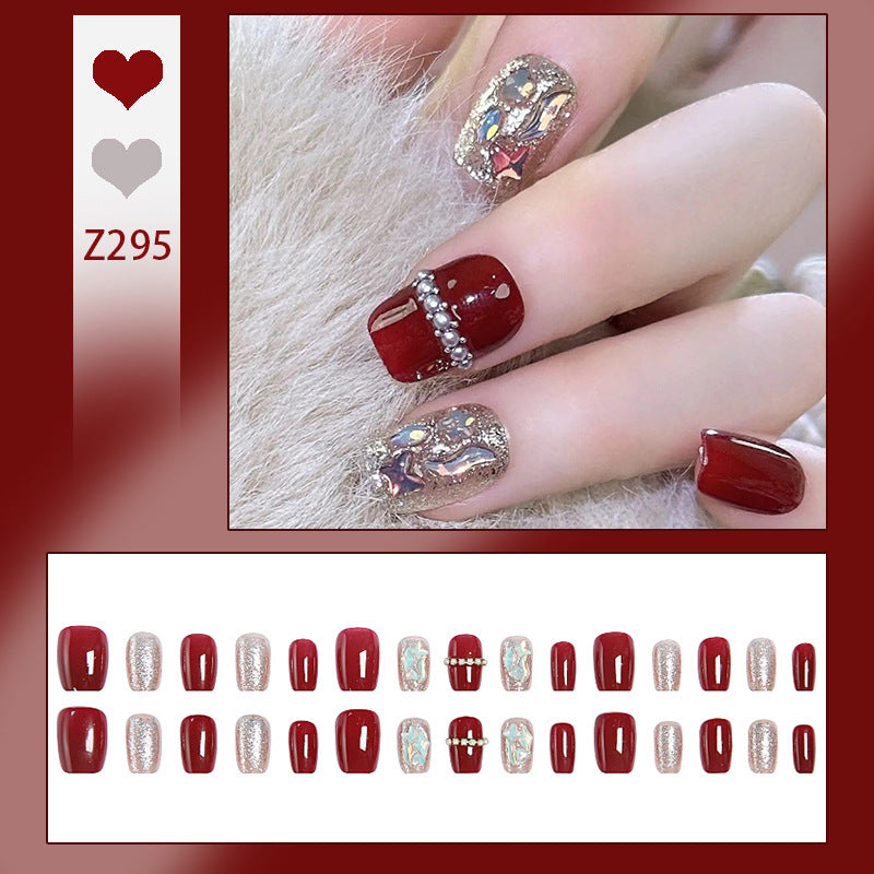 Glamorous artificial nail set with sparkling 3D applications and elegant embellishments Bowlift