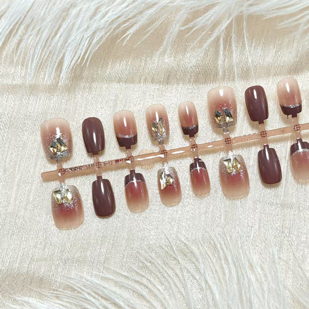 Elegant Artificial Nail Set with Gold Accents Bowlift