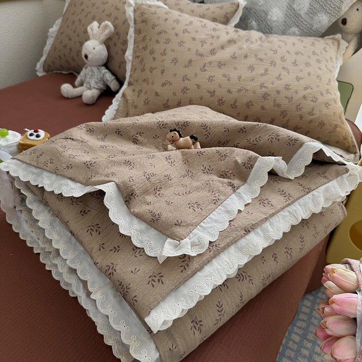 Women Cozy Bedspread with Playful Floral Pattern Bowlift