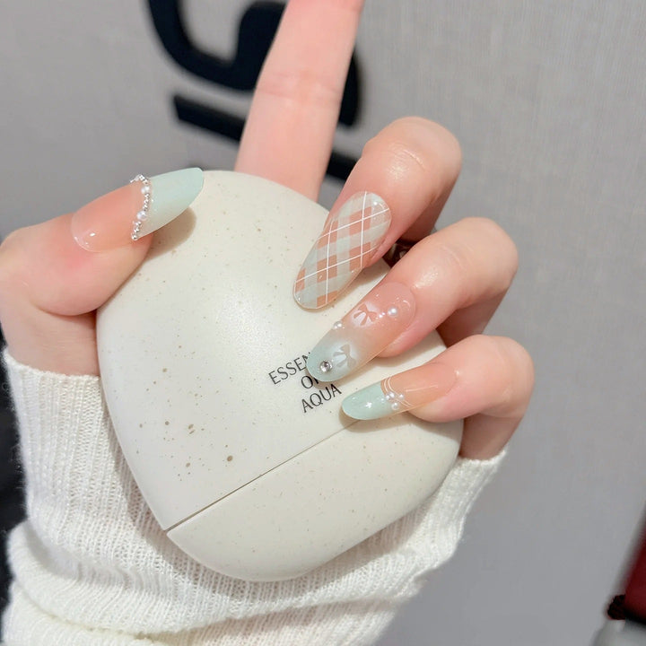 Decorative Press-On Nail Art Set Bowlift