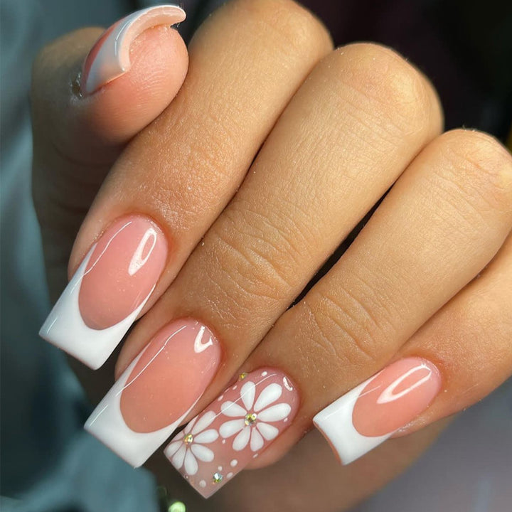 Elegant Stiletto Press-On Nail Art with Rhinestone Accents Bowlift