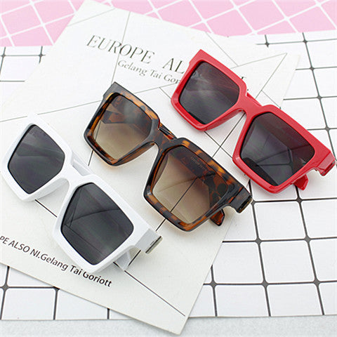 Women's oversized sunglasses in trendy corner design Bowlift