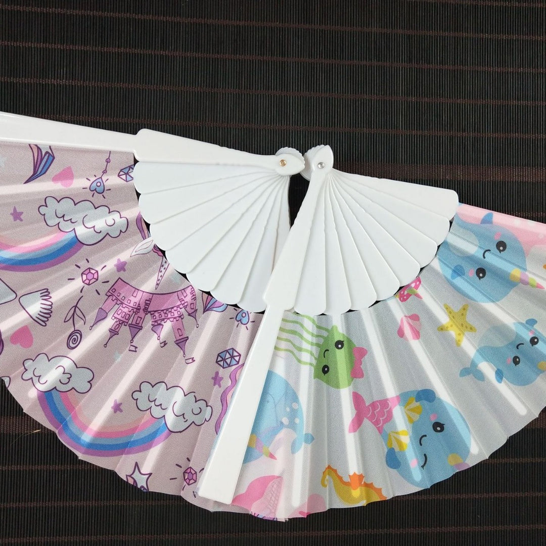 Ladies fan with shimmering scale patterns Bowlift