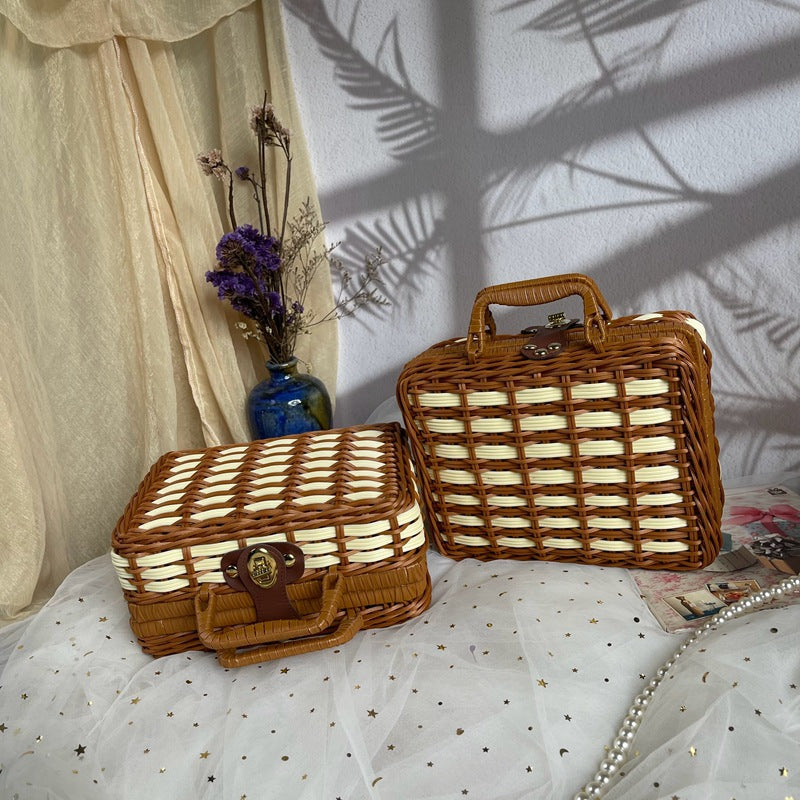 Women elegant handbag made of woven material Bowlift